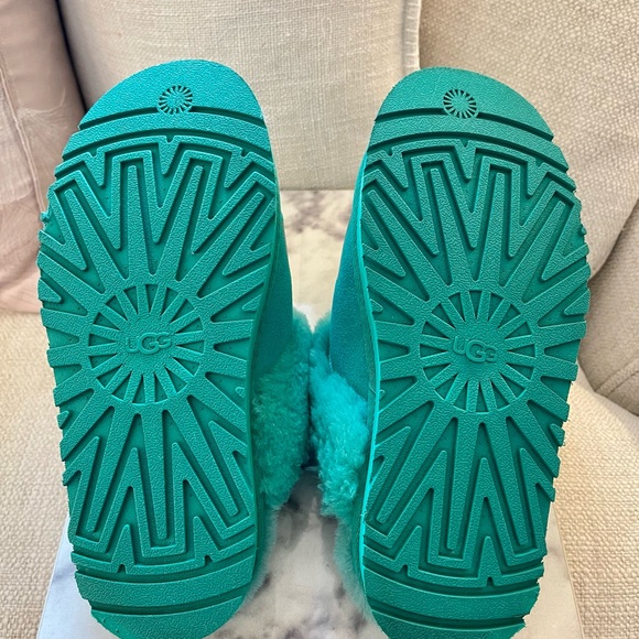 Women’s Ugg®️ Green Slipper/Slides - Picture 8 of 8